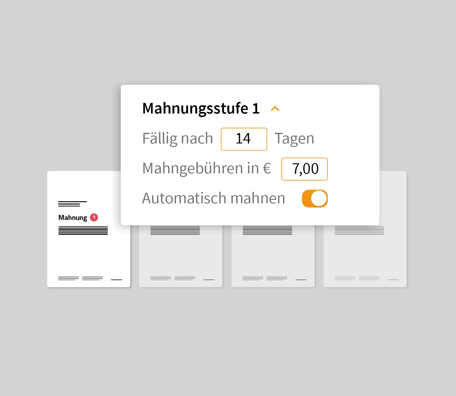 Ein digitales Einstellungsfenster zeigt „Mahnstufe 1“ mit den Optionen: Fällig nach 14 Tagen, Mahngebühren 7,00 €, sowie einem aktivierten Schieberegler für „Automatisch mahnen“. Im Hintergrund sind mehrere Dokumente angedeutet, das linke ist als Mahnung mit roter Markierung („1“) hervorgehoben.