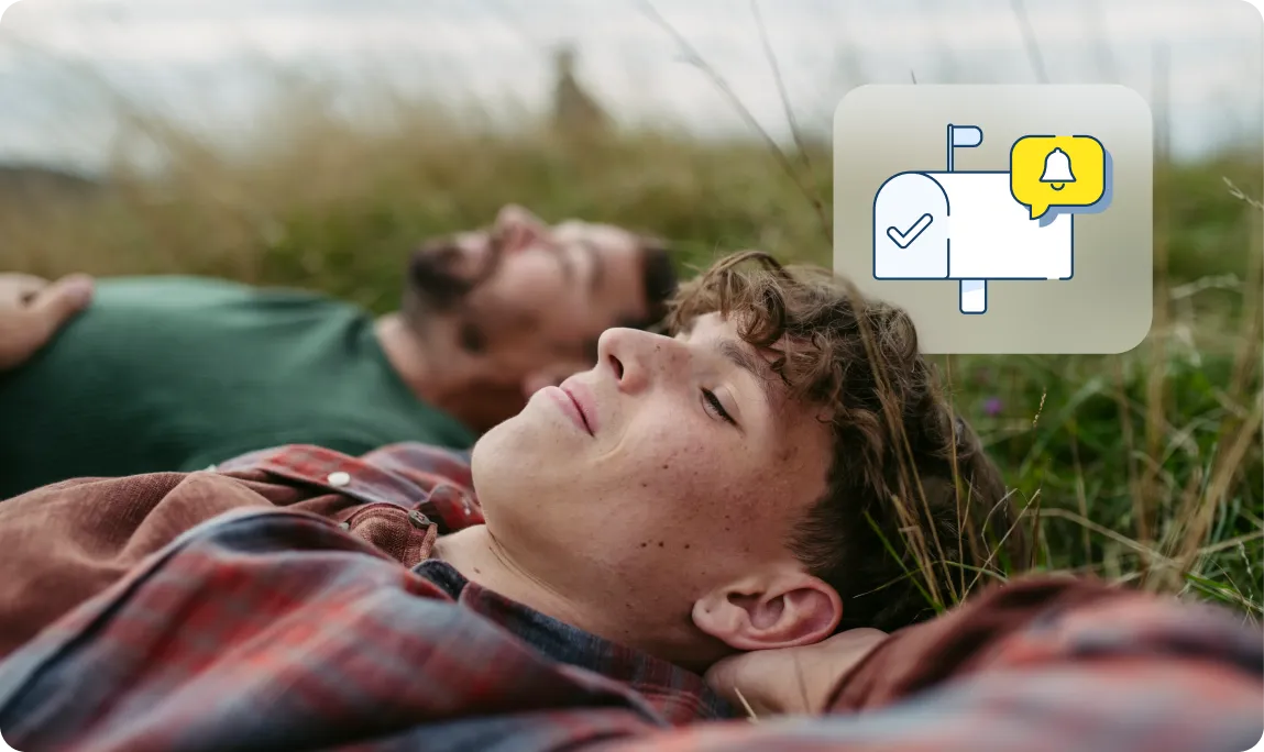 Zwei Personen liegen entspannt im Gras neben einer finanzblick Einblendung für neue Nachrichten im digitalen Postfach.