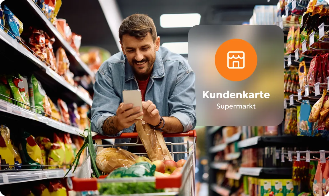Ein Mann nutzt im Supermarkt die finanzblick App, um seine digitale Kundenkarte am Einkaufswagen abzurufen.