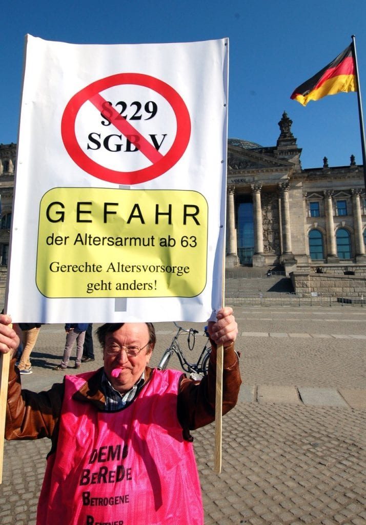 Ein Mitglied des Vereins für Direktversicherungsgeschädigte bei einer Demonstration.