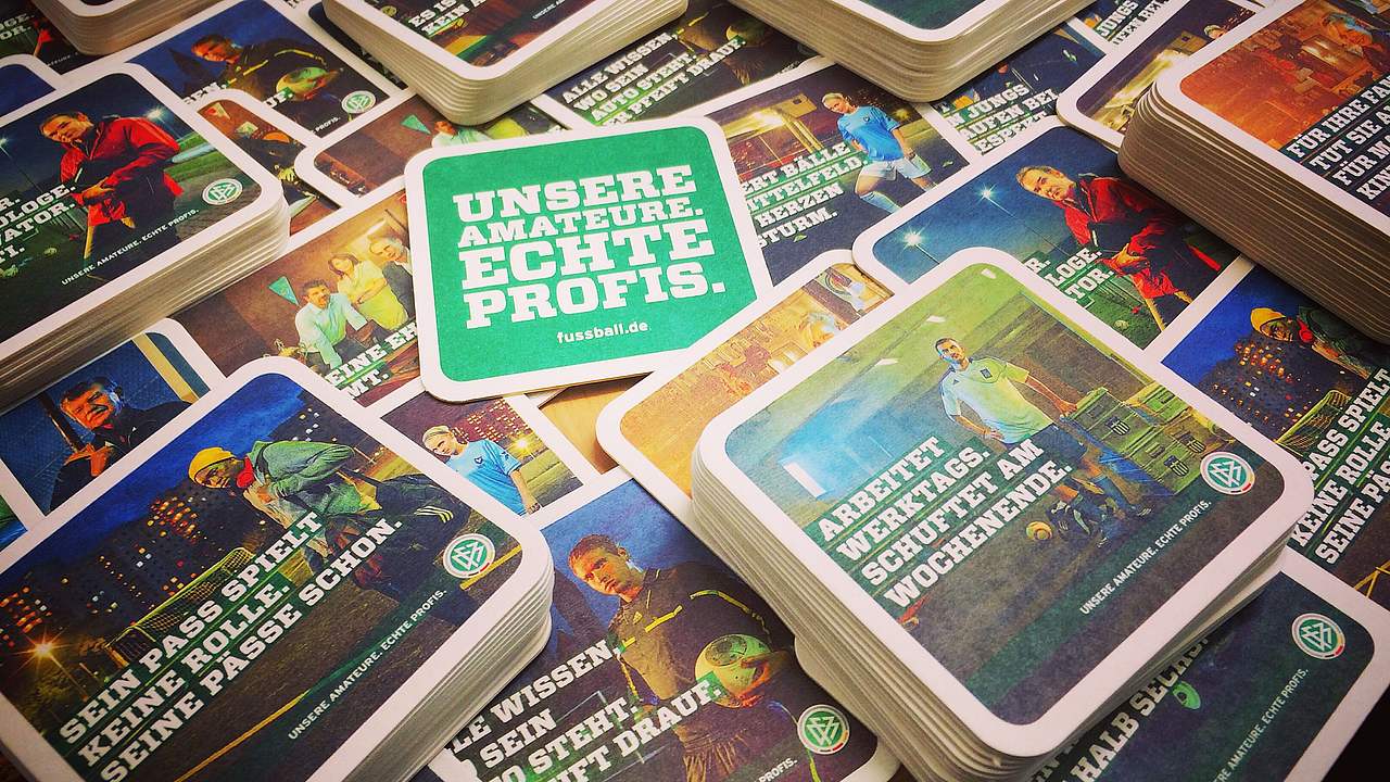 Fussball.de verschenkt Bierdeckel aus der DFB-Amateurfußballkampagne "Unsere Amateure. Echte Profis". Foto: ©FUSSBALL.DE