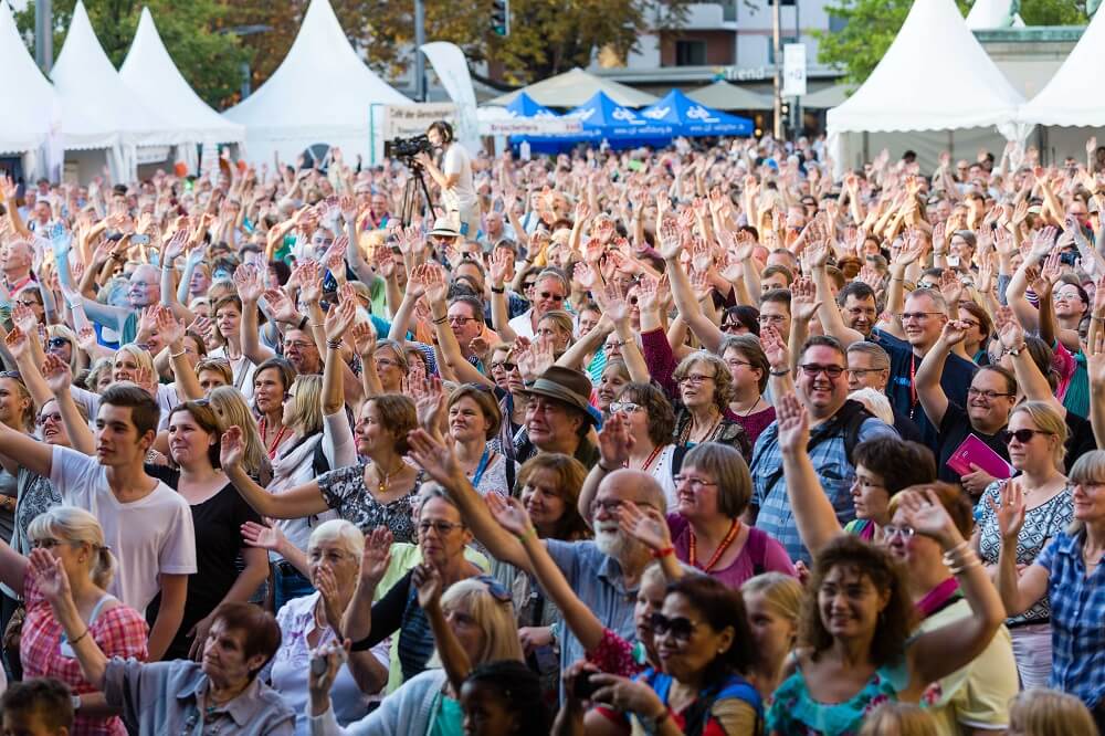 Gospelkirchentag: Freude am Singen: Menschen beim Gospelkirchentag in Karlsruhe