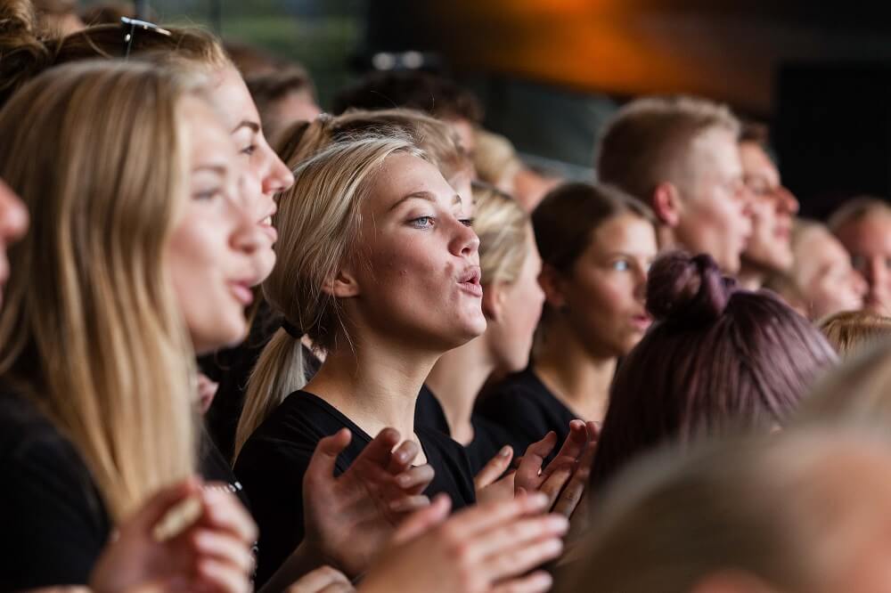 Gospelkirchentag: Freude am Singen: Menschen beim Gospelkirchentag in Karlsruhe