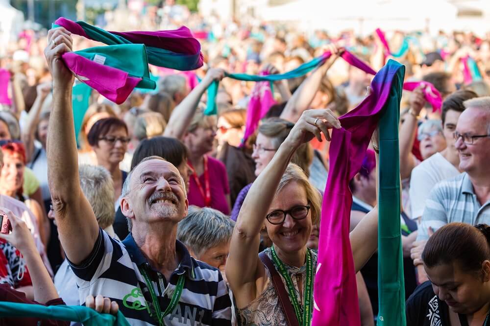 Freude am Singen: Menschen beim Gospelkirchentag in Karlsruhe