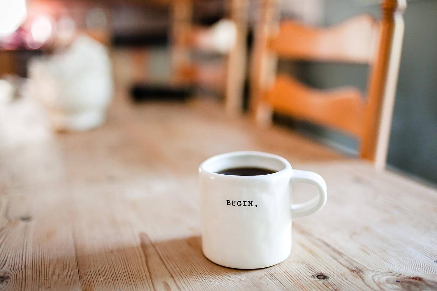 Tasse Kaffee mit Aufschrift: Begin! Gründungsversammlung im Verein: Grundlagen. Mit der Vereinsgründung starten