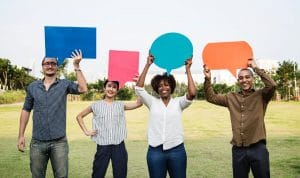 Menschen halten Sprechblasen aus Pappe in die Luft – Wie funktioniert Ressortbildung in der Vereinsstruktur? Ressortbildung für effektive Vereinsarbeit