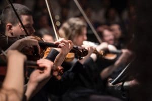 Orchester – Musikverein spielt ein Konzert. Wie du als Chor oder Musikverein Auftrittsgelegenheiten findest