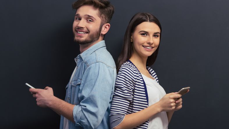 Stundenten nutzen steuer:Web mit Smartphone