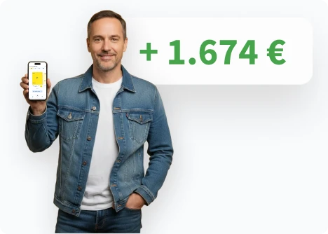 Person zeigt Smartphone mit Steuersoftware, Hinweis auf mögliche Steuererstattung.