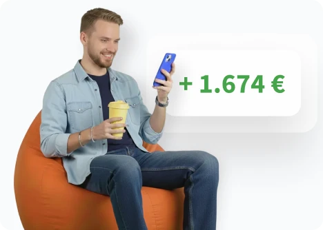 Student auf Sitzsack mit Smartphone; Anzeige: + 1.674 € Erstattung.