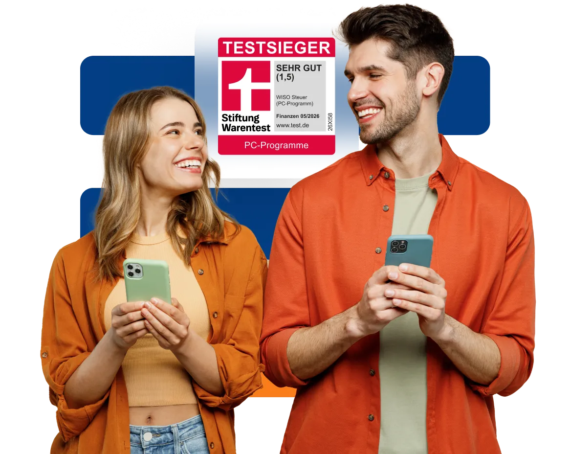Paar lächelt sich an, im Hintergrund das Testsieger-Badge 2026 von Stiftung Warentest für das PC-Programm WISO Steuer