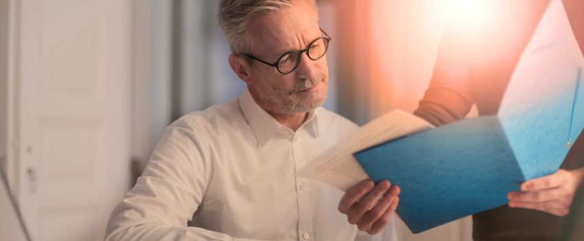 Mann bekommt Schreiben vorgelegt