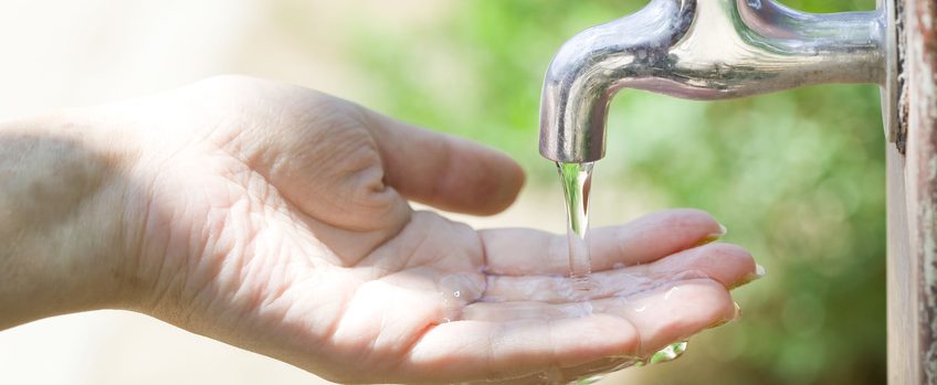 Hand unter Wasserhahn