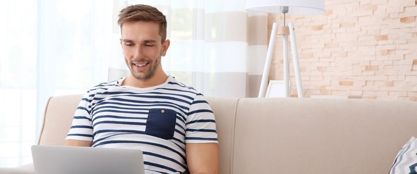 Mann Couch MOSS Verfahren Laptop