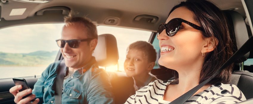Fröhliche Familie fährt im Auto