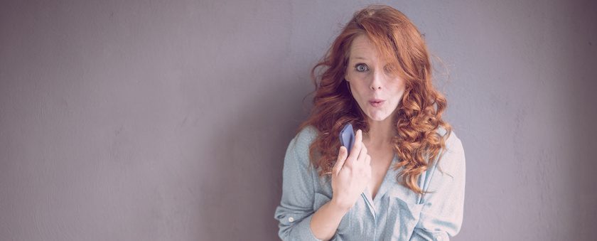 Rothaarige juge Frau überrascht am Telefon