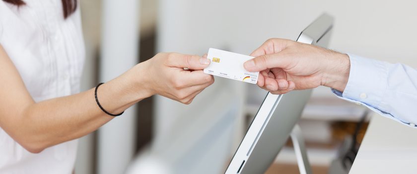 mann berreicht seine versicherungskarte Bonuszahlungen der Krankenversicherung