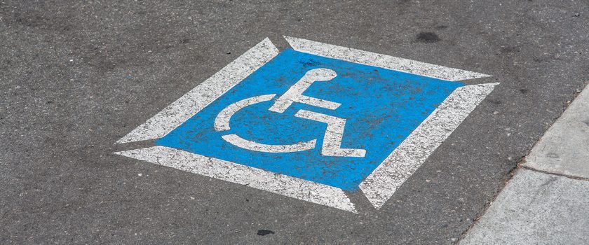 Ausgaben für Motorreparatur- Können Gehbehinderte diese absetzen? Aufgemaltes Behinderten Zeichen auf dem Parkplatz