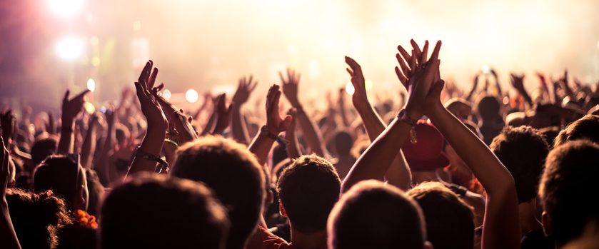 Jubelnde Menge auf Konzert: EIntritt frei