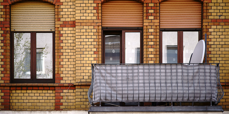 Sichtschutzwand am Balkon eines Hauses