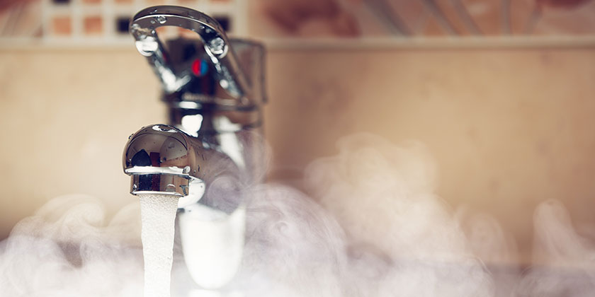 Heißes Wasser muss in wenigen Sekunden aus der Leitung kommen