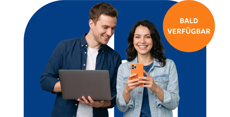 Mann und Frau prüfen Versicherungen gemeinsam mit Smartphone und Laptop im Versicherungsmanager.